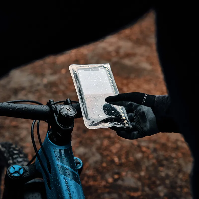 Fidlock VACUUM Uni Phone Case in Black-2